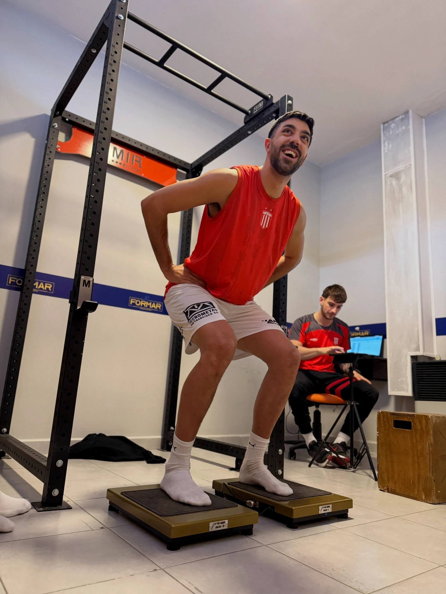 Jugador de básquet profesional realizando una evaluación sobre plataformas de fuerza
