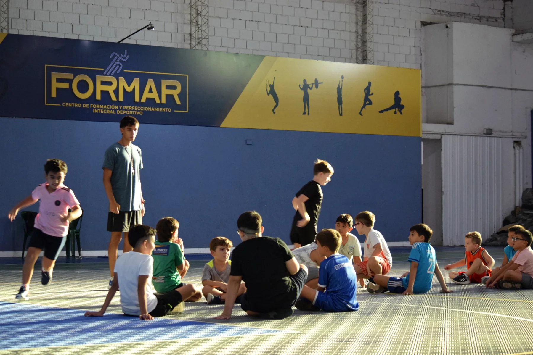 Chicos participando de actividades grupales en FORMAR Summer