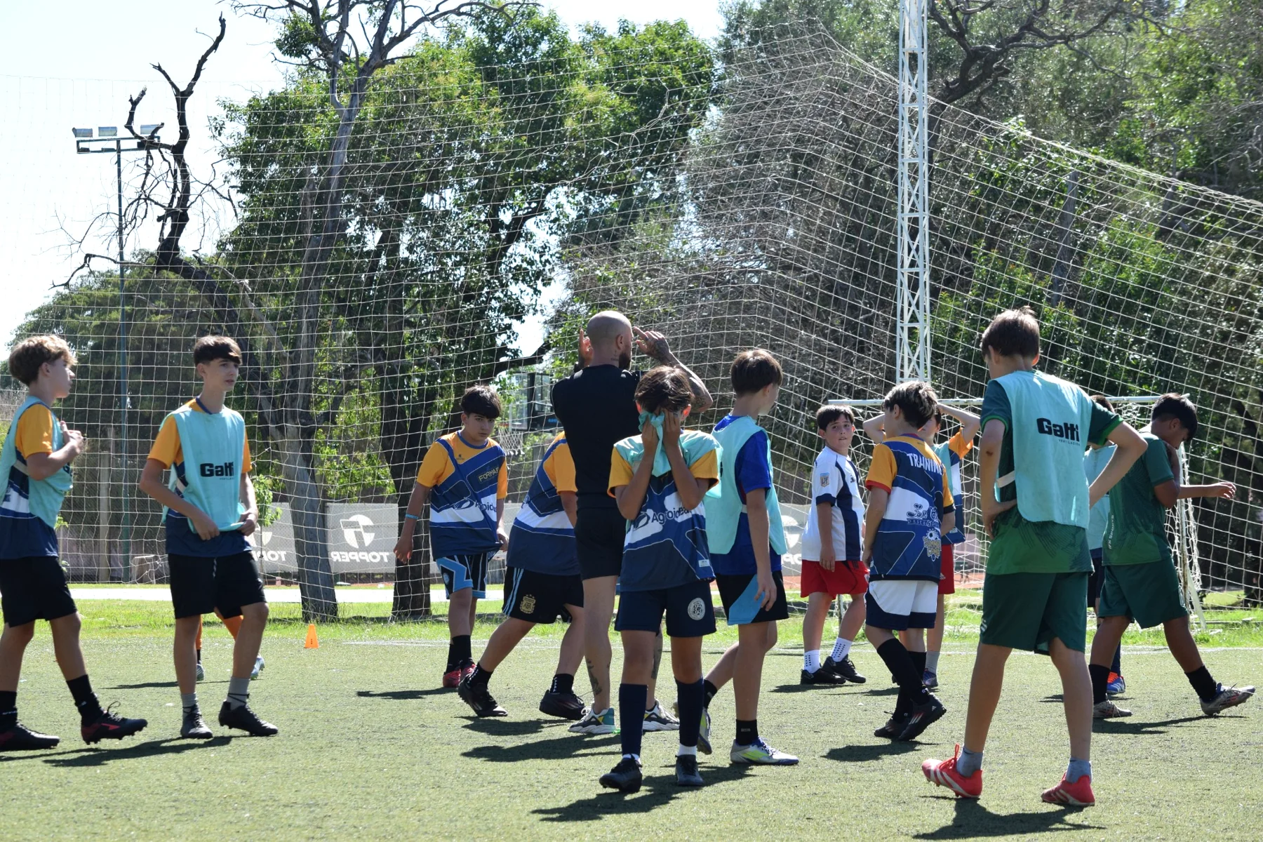 Entrenamiento de fútbol en campo